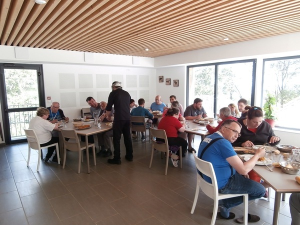 Un groupe d'adultes Un groupe d'adultes